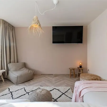 Alejandro - Lovely 2 Bedroom In *